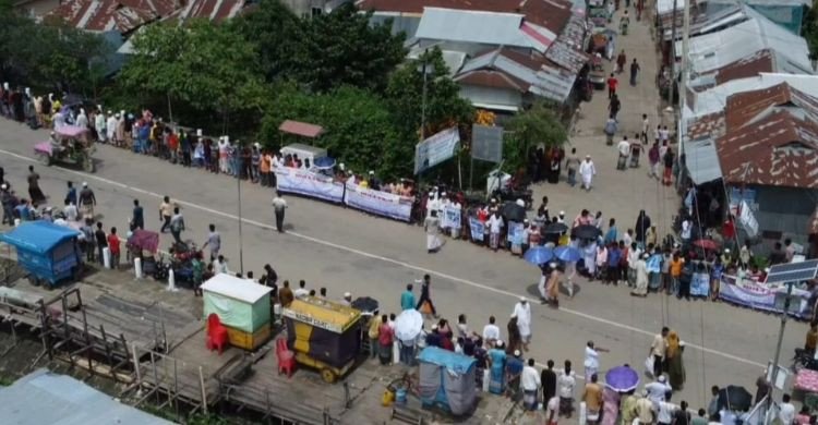 বাজেটে দক্ষিণাঞ্চলের জন্য প্রয়োজনীয় বরাদ্দ না থাকায় ৩০ কিলোমিটারজুড়ে মানববন্ধন